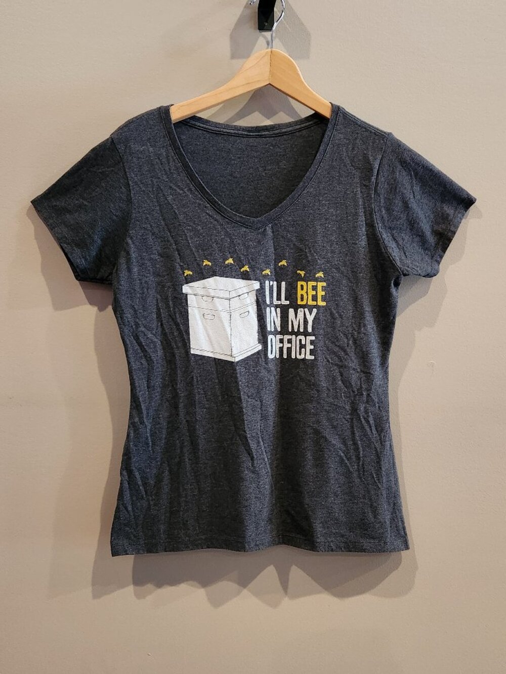 Funny Bee Graphic Tee Womens Large “I’ll Bee In My Office” Gray Shirt